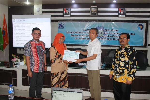 Bumida dan Direktur Polbeng Serahkan Santunan Biaya Klaim Asuransi kepada Orang T ua Mahasiswa Korban Kecelakaan